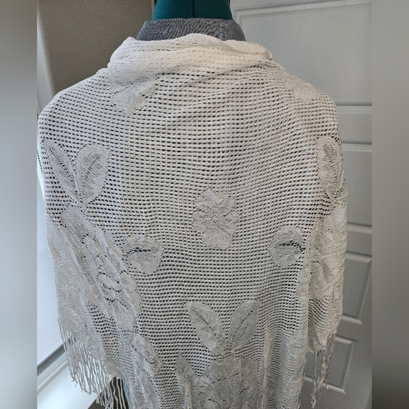 BOHO WHITE CROCHET STYLE TRIANGLE SHAWL WRAP FLORAL FLOWERS FRINGE EDGE WOMEN OS - Picture 4 of 11